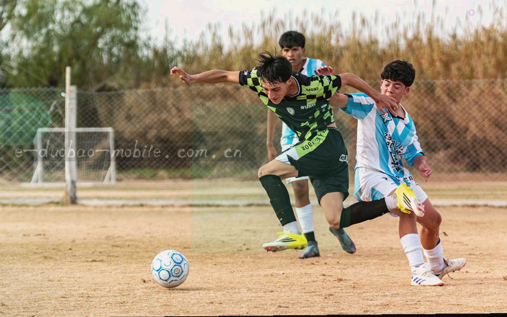 桌面局部特写：打开的笔记本电脑旁摊着写有操作步骤的便签纸与一支笔